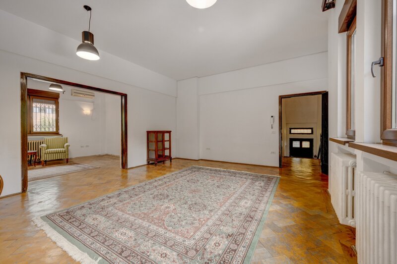 Piata Lahovari, vila reprezentativa pentru birouri, 425 mp.