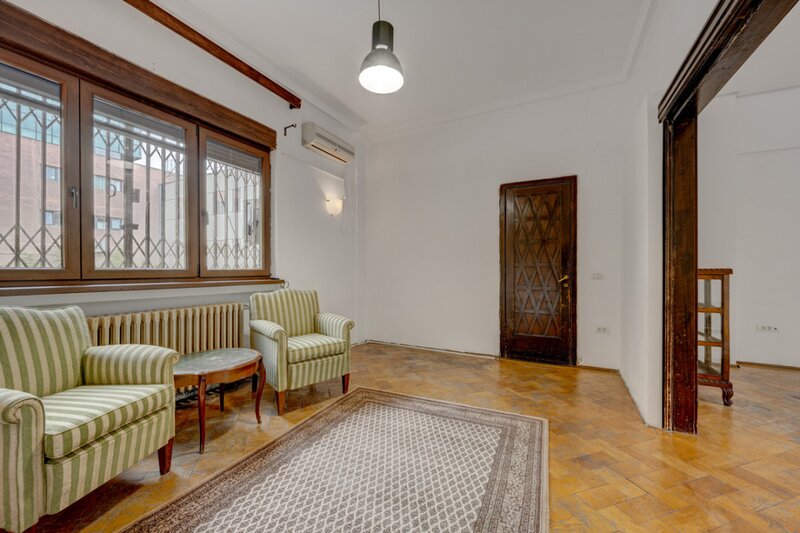 Piata Lahovari, vila reprezentativa pentru birouri, 425 mp.